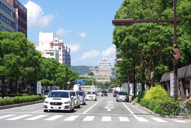 姫路駅から姫路城へ歩いていきます。