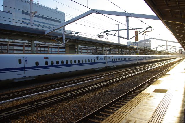 夕暮れの姫路駅新幹線ホーム。