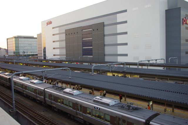 在来線ホームと駅ビルのピオレ姫路。