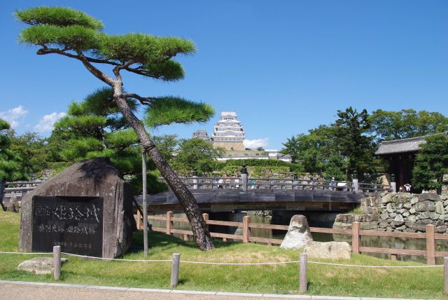 姫路城の入口前に到着。