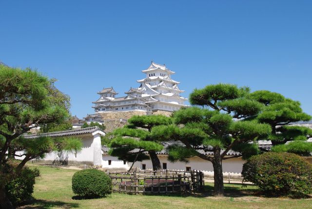 西の丸庭園から眺める姫路城。