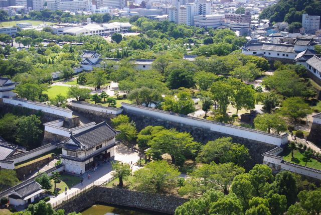 西側、菱の門や西の丸庭園。