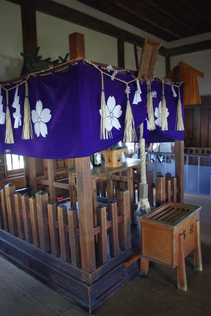 城の守り神、刑部（おさかべ）神社。