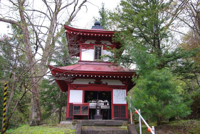 坂の途中に旭山立木大師堂。