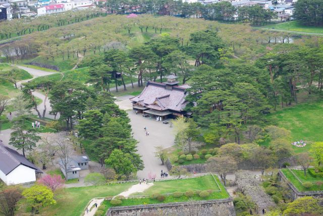 中心に箱館奉行所。