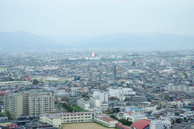 北西側、遠くには山並み。新函館北斗駅がどこかに。