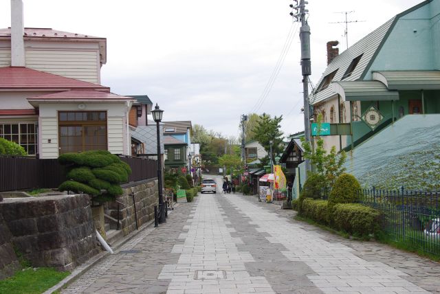 横の通りはレトロな建物が並び独特の風情。