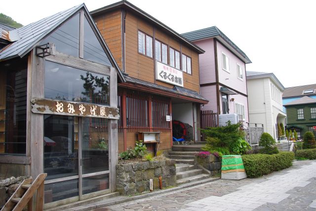 個性的なお店や住宅が並ぶ。