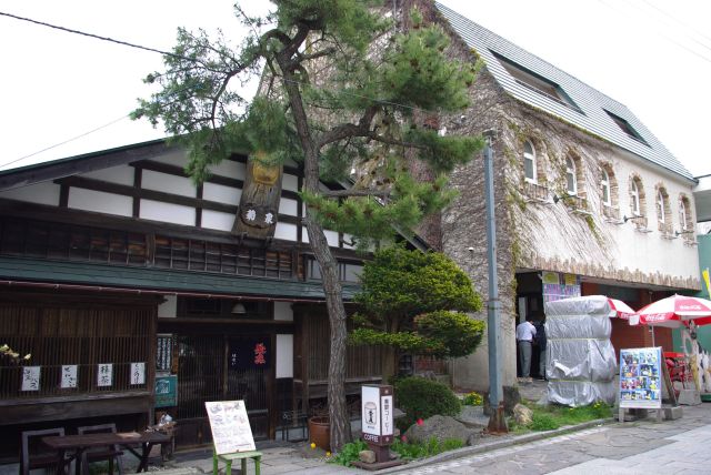 和・洋の建物が混在。