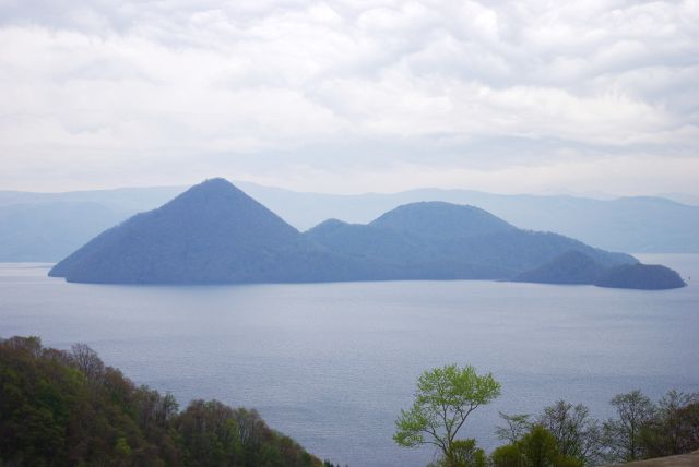 南下する道の途中からの中島全体。