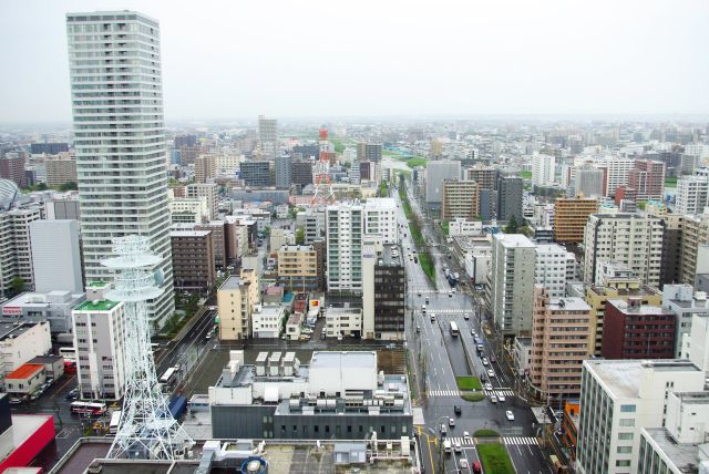 展望フロア東側、奥には豊平川。