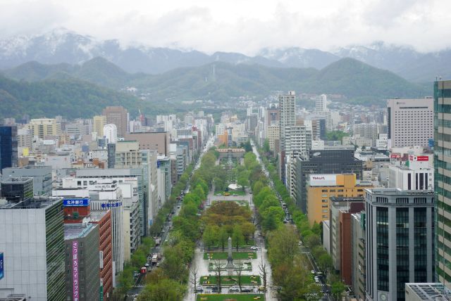 奥にはジャンプ台で有名な大倉山。