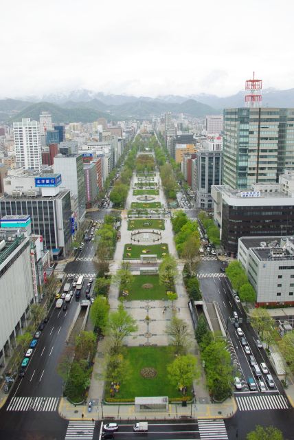 都市を貫く大通公園。住所の南北を隔てる。