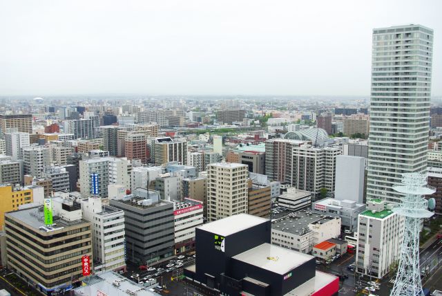 南東側、都市風景の先に札幌ドーム。