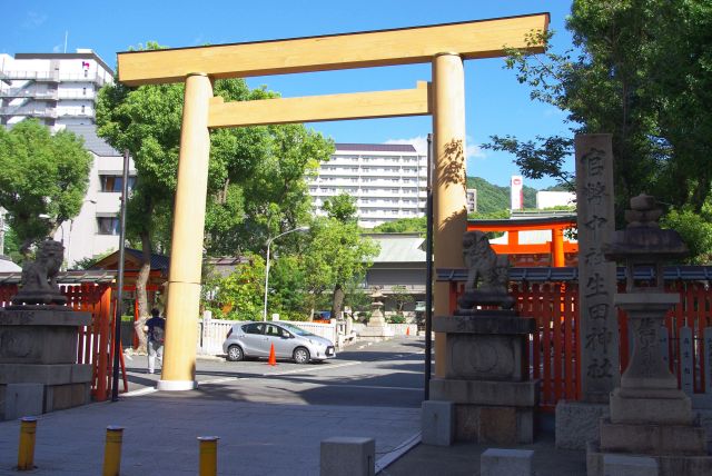 三宮の繁華街に現れる神社、二の鳥居。一の鳥居は旧居留地付近。