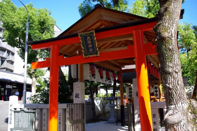 左の大海神社は海上安全・交通安全・方位除け・道開きの神。