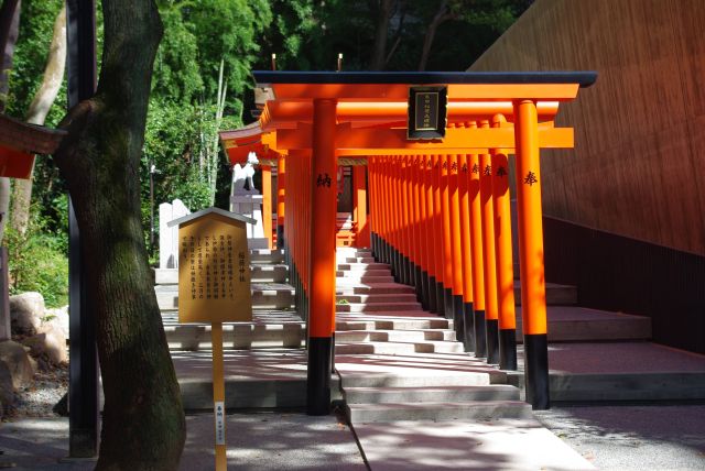 右奥には衣食の神の稲荷神社。どこか近代的な雰囲気も。