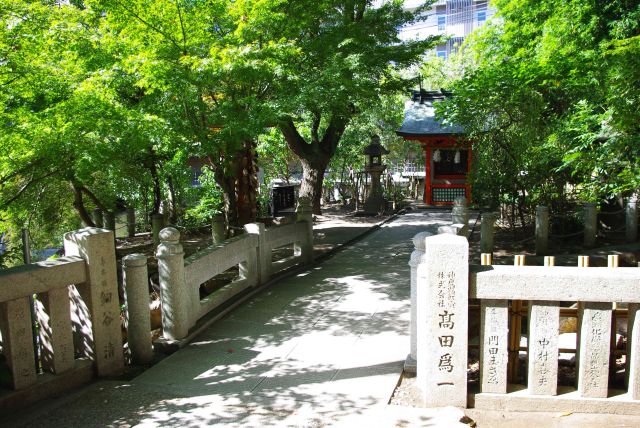 拝殿左側の池の中の丸い島には芸能上達・水の神の市杵島神社。