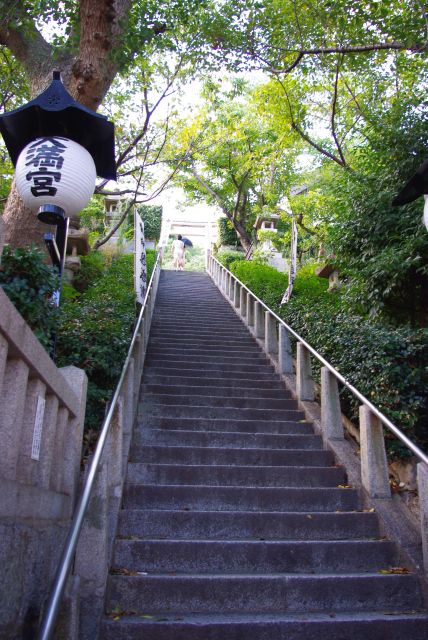 長い階段の参道を抜け高台の境内へ。