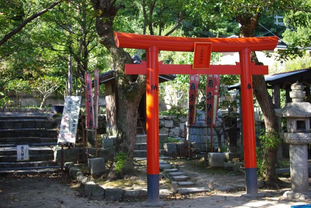 境内社の天高稲荷神社。