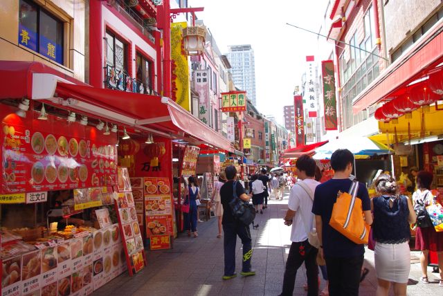 中国風のお店が並びたくさんの人が行き交う。