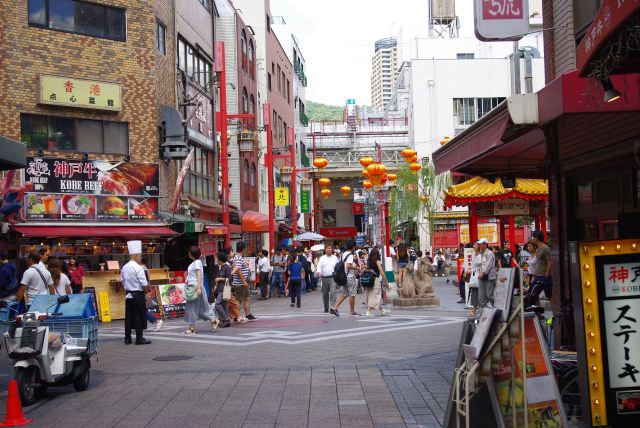 行列ができるお店も。奥は元町商店街。