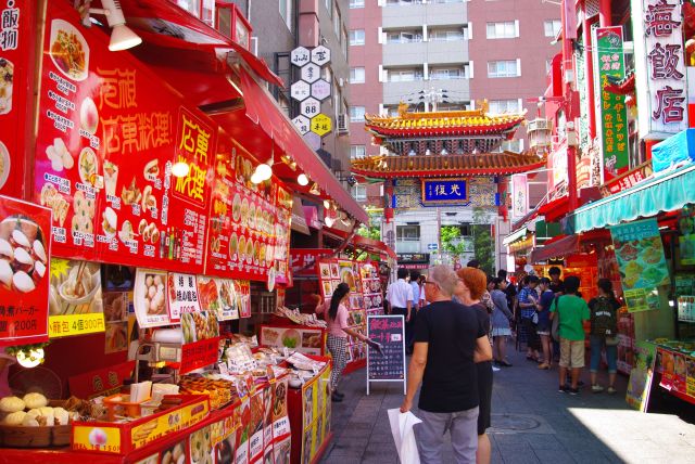 店頭販売のお店が密集し美味しそうな香りが漂う。