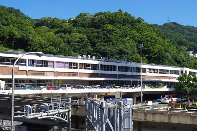 山手にある新幹線の止まる新神戸駅。