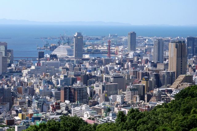 ポートタワー周辺の港風景。