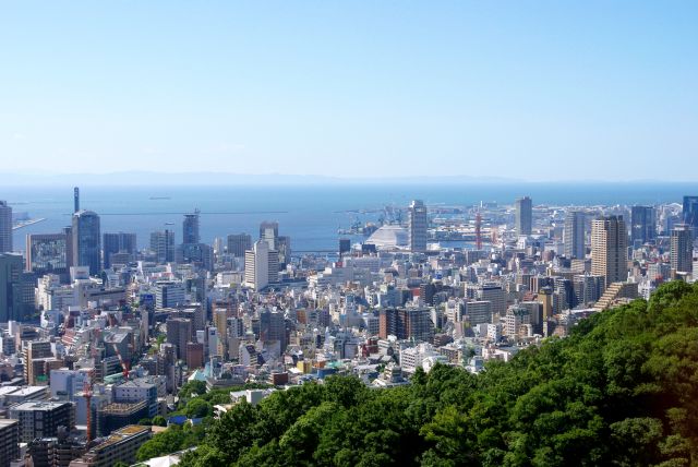 三宮から港まで。天気が良く紀伊半島の山並みも見える。