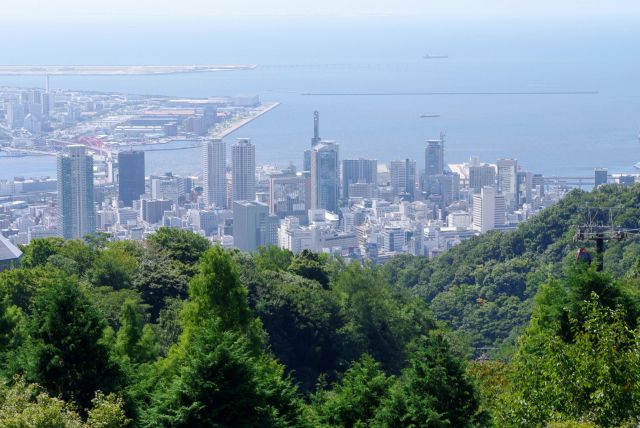 三宮のビル群。狭い陸地に建物が林立する。