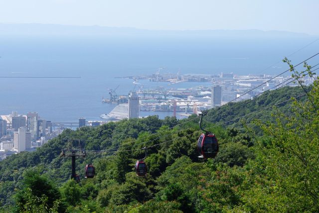 山に遮られメリケンパークは見えず、造船所が見えます。