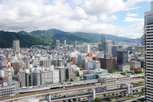 北北東、三宮・新神戸駅のビル群の街並み。