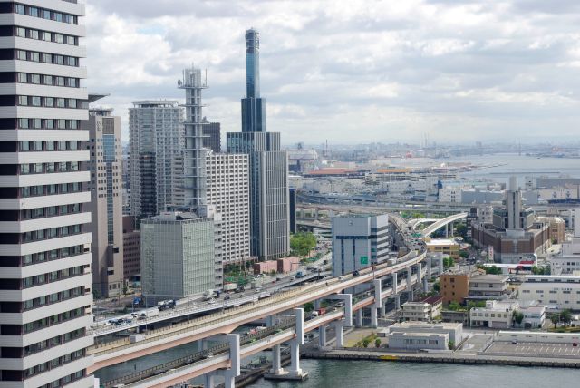 海沿いに大きな建物が並ぶ。