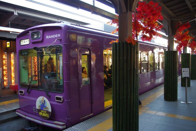 嵐電の嵐山駅で下車。駅も紅葉ムード。