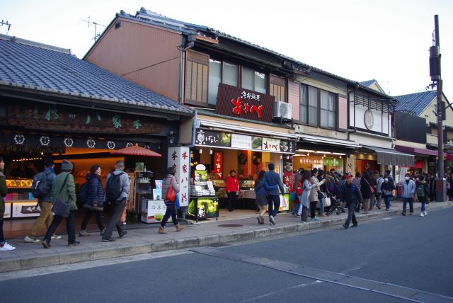 お店がたくさん連なる。お菓子はつい食べたくなる。