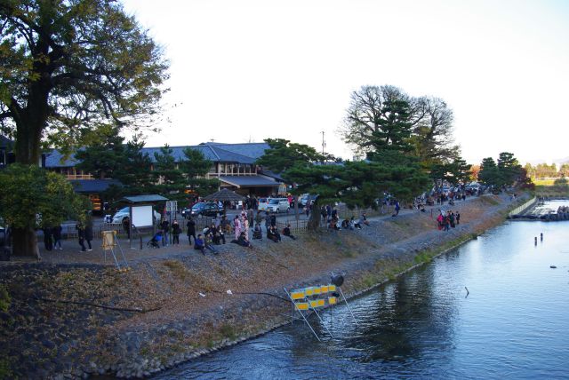 渡月橋へ。土手沿いにも沢山の人。