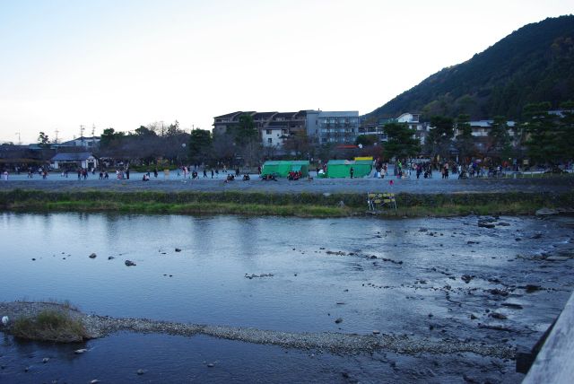 日は陰っているが中之島には人が集まる。