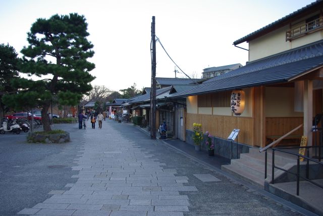 かつての洪水から復旧し、新しい建物も見られた。