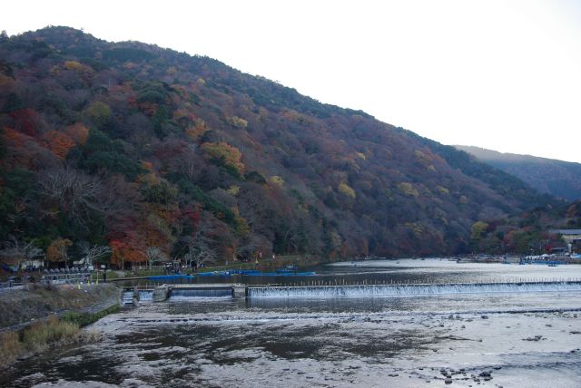 渡月橋からの紅葉の山並み。