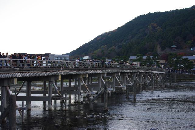 時間的に日が陰り条件は良くないですが沢山の人が訪れる魅力ある場所。