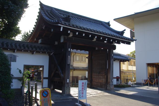 知恩院南門をくぐり丸山公園へ進みます。