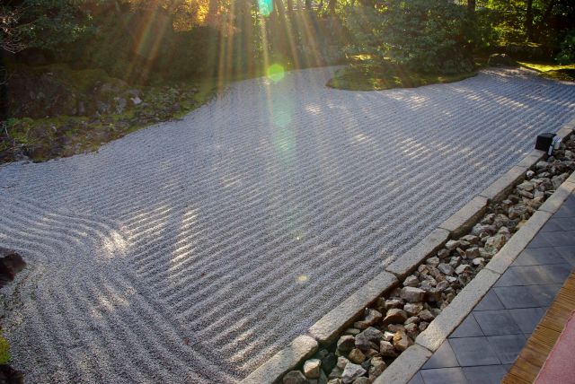 方丈には庭園の１つ、枯山水の南庭。