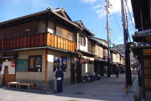 脇道にも風情ある木造家屋が続きます。