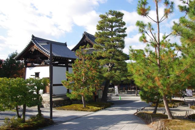 静かな建仁寺境内へ。