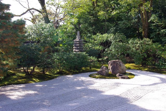 庭園の角に織田信長供養塔。