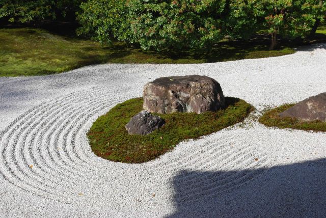 美しい枯山水の岩、苔、砂の流れ。