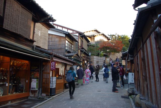 京街屋の甘味処、お土産屋さんが続きます。