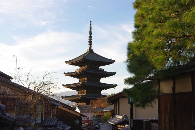 階段を上った右側には「八坂の塔」こと法観寺の五重塔。