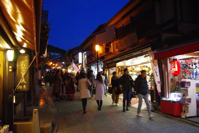 八つ橋屋さんなどお店が連なる。